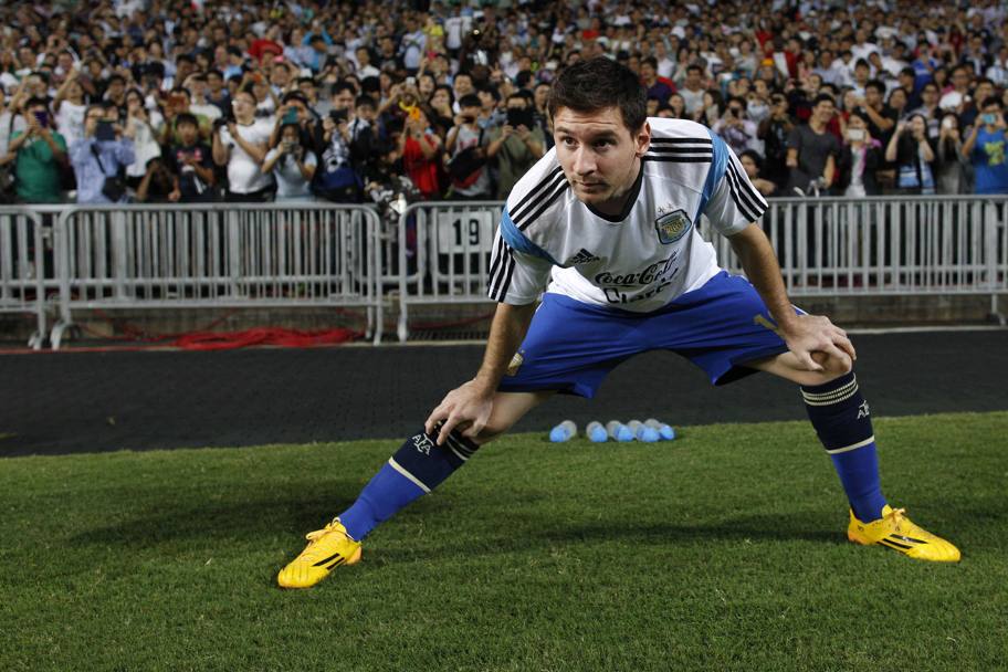 Lionel Messi si riscalda prima dell’amichevole contro Hong Kong (Action Images)